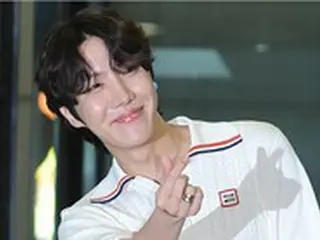 「BTS」J-HOPE、致命的な“えくぼ笑顔”…詰めかけたファンに感謝の指ハート