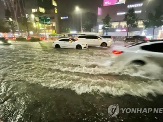 冠水したソウル・江南の道路＝８日、ソウル（聯合ニュース）