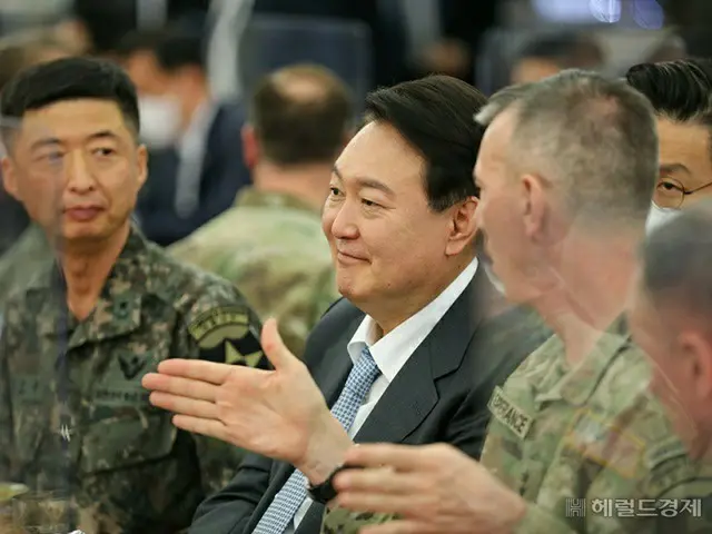 韓国の尹錫悦大統領（当時は当選者）が4月7日、在韓米軍基地“キャンプ・ ハンフリーズ”を訪問し、ラカメラ米韓連合軍司令官から説明を受けている様子（画像提供:wowkorea）