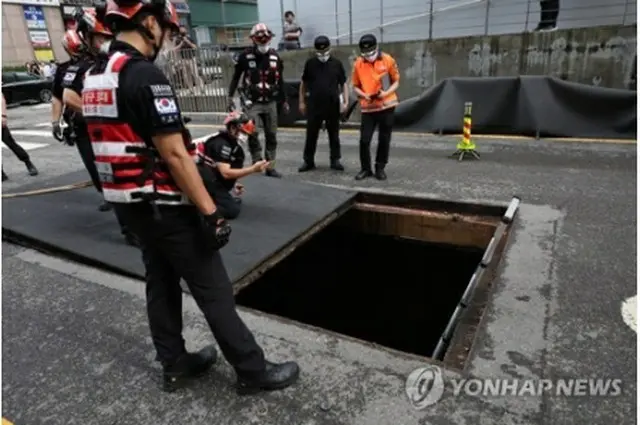 ソウル市内で行方不明者の捜索を続ける救急隊員（資料写真）＝（聯合ニュース）