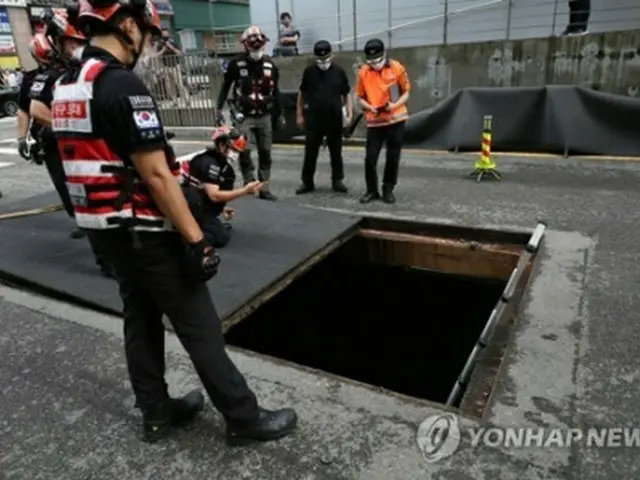 ソウル市内で行方不明者の捜索を続ける救急隊員（資料写真）＝（聯合ニュース）