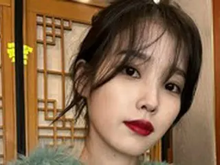 IU、濃いレッドリップ＋ブランドバッグ…唯一無二の成熟美