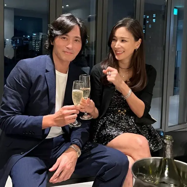 俳優チャン・ドンゴン、コ・ソヨン夫婦…シャンパンで乾杯のツーショットに“びっくり”（画像提供:wowkorea）