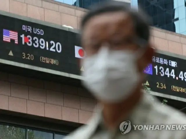 ハナ銀行本店の電光掲示板に表示された取引時間中の為替レート＝２２日、ソウル（聯合ニュース）