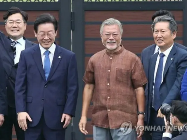 李在明氏（左から２人目）と文在寅氏（同３人目）＝２９日、ソウル（聯合ニュース）