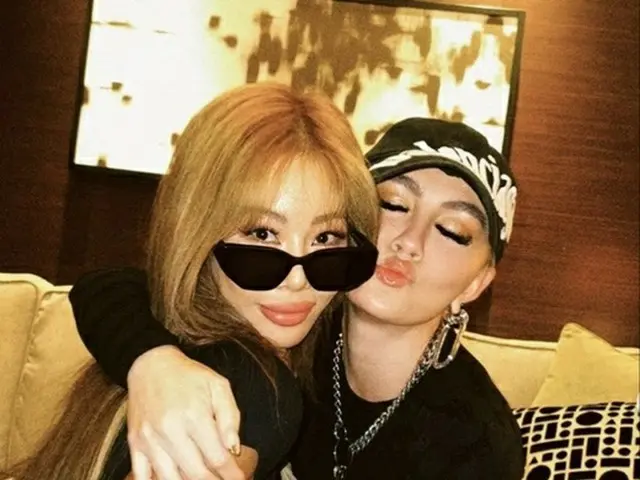 歌手Jessi、親友と固いスキンシップ…自由な表現で存在自体が”破格そのもの”（画像提供:wowkorea）