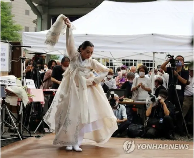 東京都内の横網町公園にある朝鮮人追悼碑の前で1日に行われた追悼式の様子＝（聯合ニュース）