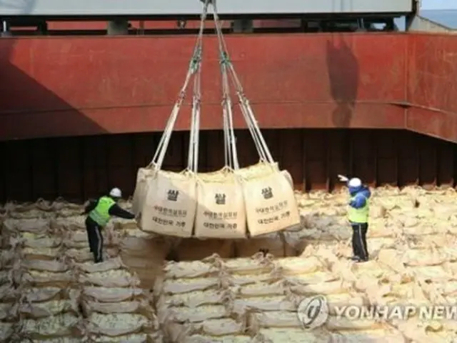 2010年、韓国西部・群山港で北朝鮮に送るコメが積み込まれている＝（聯合ニュース）