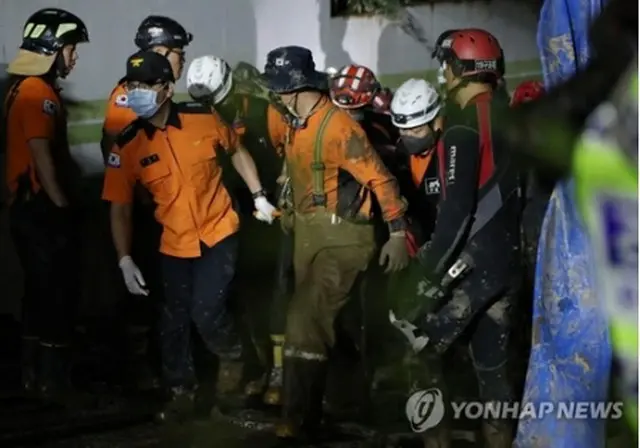 マンションの地下駐車場で救助された住民＝６日、浦項（聯合ニュース）