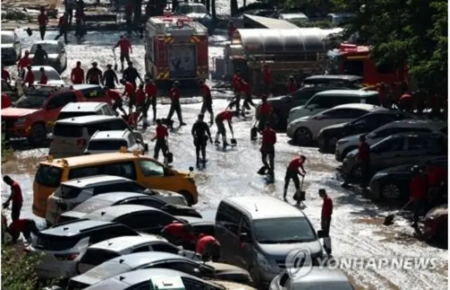 浸水した南東部・慶尚北道浦項のマンション駐車場で復旧作業が行われている＝７日、浦項（聯合ニュース）