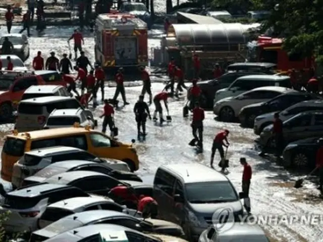 浸水した南東部・慶尚北道浦項のマンション駐車場で復旧作業が行われている＝７日、浦項（聯合ニュース）