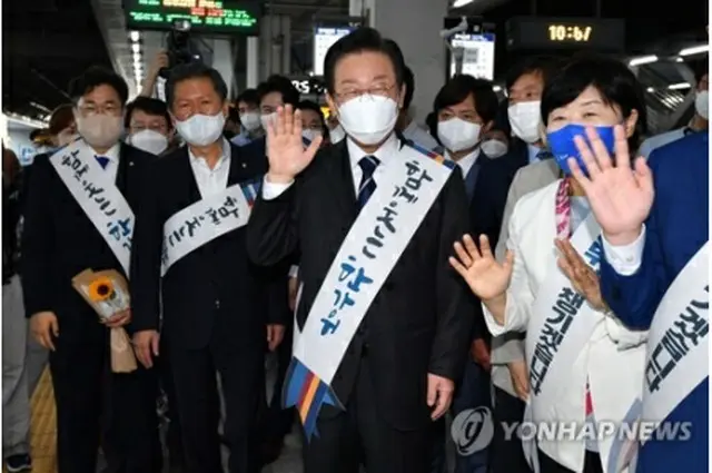 ソウル・竜山駅で秋夕の連休に故郷などに向かう市民らにあいさつする李氏（国会写真記者団）＝９日、ソウル（聯合ニュース）