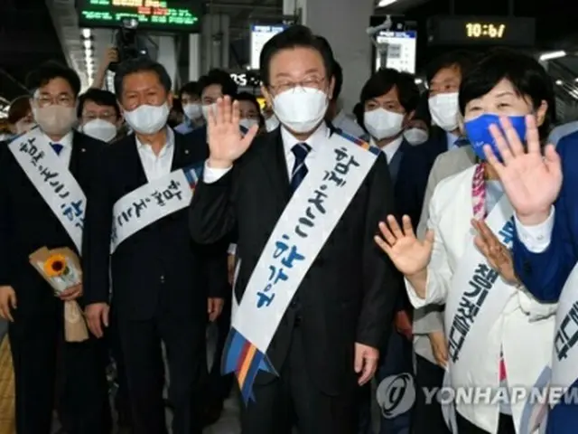 ソウル・竜山駅で秋夕の連休に故郷などに向かう市民らにあいさつする李氏（国会写真記者団）＝９日、ソウル（聯合ニュース）