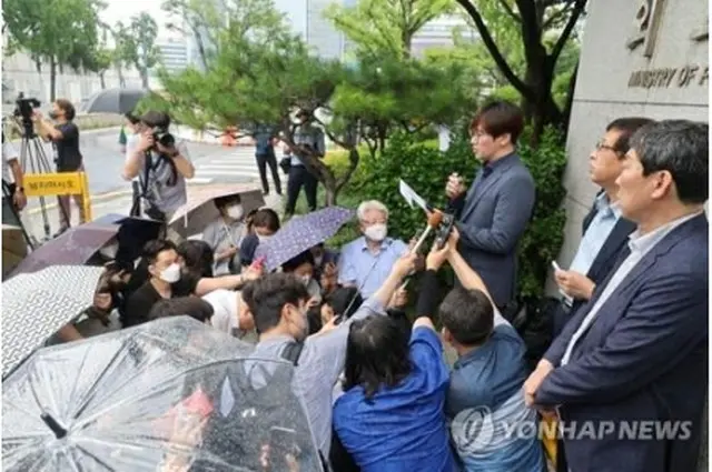 ７月４日、官民協議会の初会合に参加する前、記者団に立場を表明する徴用訴訟原告の代理人ら＝（聯合ニュース）