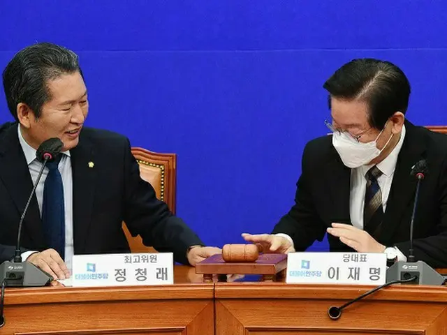 韓国最大野党“共に民主党”の鄭清来最高委員（左）と李在明代表（画像提供:wowkorea）