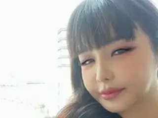 歌手BOM（元2NE1）、ぱっつん前髪でラブリー度アップ！