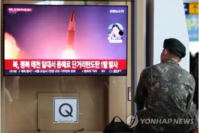 ソウル駅の待合室のテレビに北朝鮮のミサイル発射ニュースが流れている＝25日、ソウル（聯合ニュース）