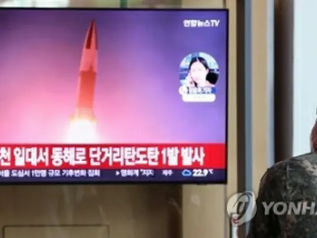 ソウル駅の待合室のテレビに北朝鮮によるミサイル発射のニュースが流れている＝２５日、ソウル（聯合ニュース）