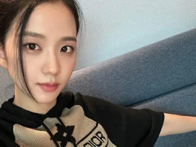 「BLACKPINK」JISOO、ブランドバックにキャラクターの人形…清純な美貌と可愛さ（画像提供:wowkorea）