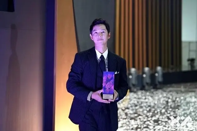 俳優のソン・ジュンギが2022 APAN STAR AWARDS大賞を受賞した（画像提供:wowkorea）