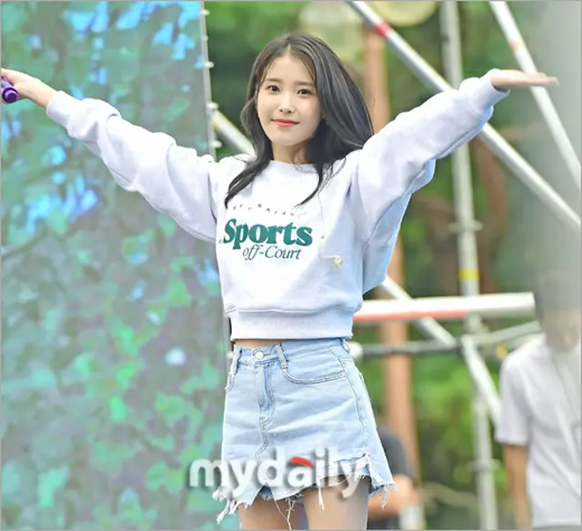 IU、いつ会っても楽しい舞台「金曜日に会いましょう」（画像提供:wowkorea）