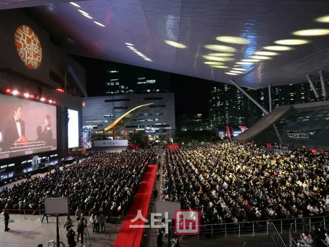 第27回釜山国際映画祭開幕…観客の熱い拍手と歓呼に満ちたレッドカーペット（画像提供:wowkorea）