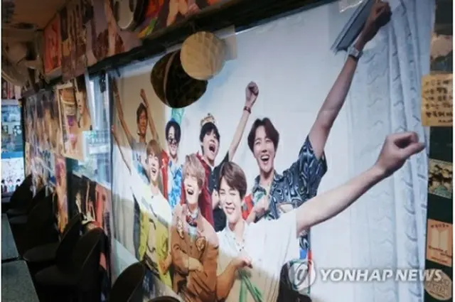 ファンの手でBTSのグッズが飾り付けられたソウル市内の飲食店（資料写真）＝（聯合ニュース）