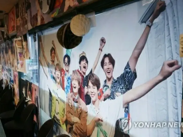 ファンの手でBTSのグッズが飾り付けられたソウル市内の飲食店（資料写真）＝（聯合ニュース）