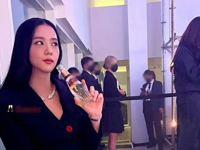 「BLACKPINK」JISOO、座っているのにきわどい超ミニスカート（画像提供:wowkorea）