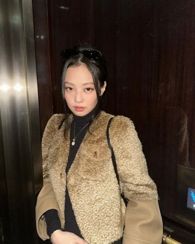 JENNIE（BLACKPINK） 、長めの触角ヘアもおしゃれに決まってるね…秋をまとった魅惑のビジュアル（画像提供:wowkorea）