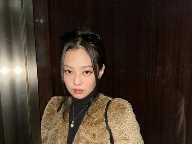 JENNIE（BLACKPINK） 、長めの触角ヘアもおしゃれに決まってるね…秋をまとった魅惑のビジュアル（画像提供:wowkorea）