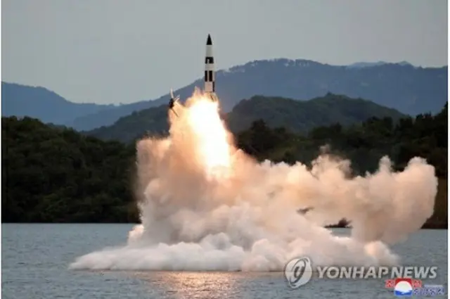 貯水池から発射されたＳＬＢＭ推定のミサイル＝（朝鮮中央通信＝聯合ニュース）