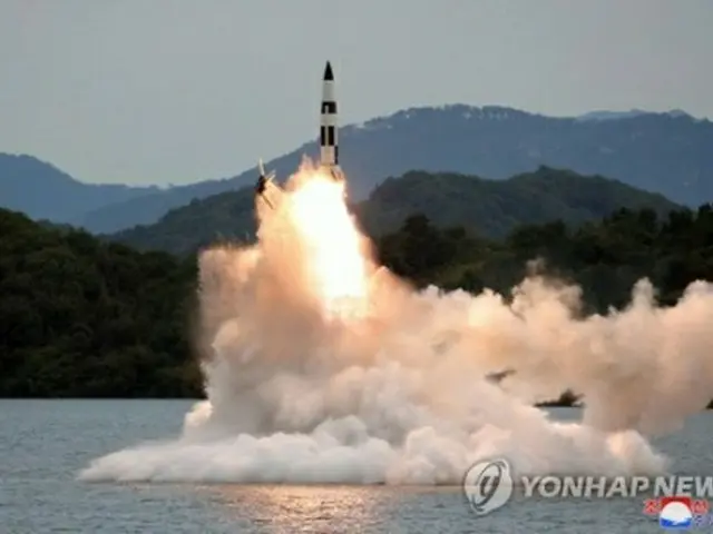 貯水池から発射されたＳＬＢＭ推定のミサイル＝（朝鮮中央通信＝聯合ニュース）