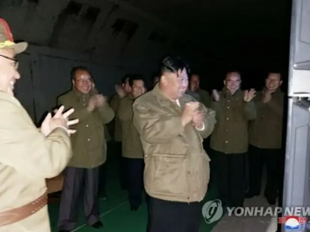 北朝鮮の朝鮮中央通信は、金正恩国務委員長が１２日に戦術核運用部隊の長距離戦略巡航ミサイルの試射を現地指導したと報じた＝１３日、平壌（朝鮮中央通信＝聯合ニュース）≪転載・転用禁止≫