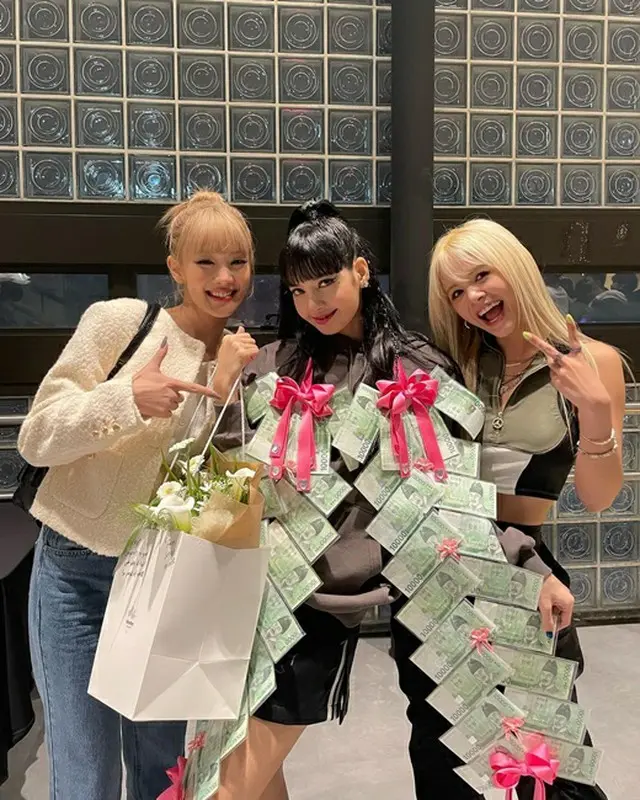 「BLACKPINK」LISA、コンサート祝いにお金のネックレス？…「(G)I-DLE」ミンニも「誇らしい」（画像提供:wowkorea）