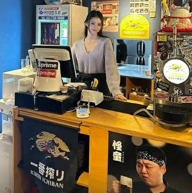 女優ハン・ソヒ、知人の居酒屋で「1日アルバイト」に変身…気づいたお客さんたちに”ファンサービス”も（画像提供:wowkorea）