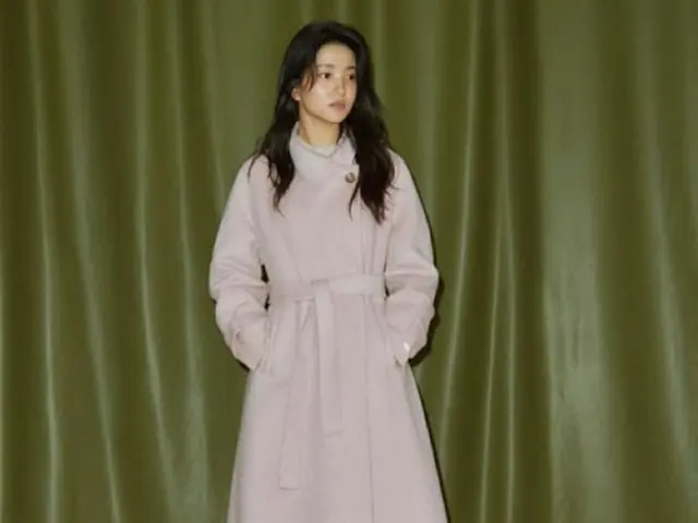 “ソン・ジュンギと熱愛騒動”女優キム・テリ、襟がポイントの愛らしい着こなしの冬コートコーデで大人の魅力発散（画像提供:wowkorea）