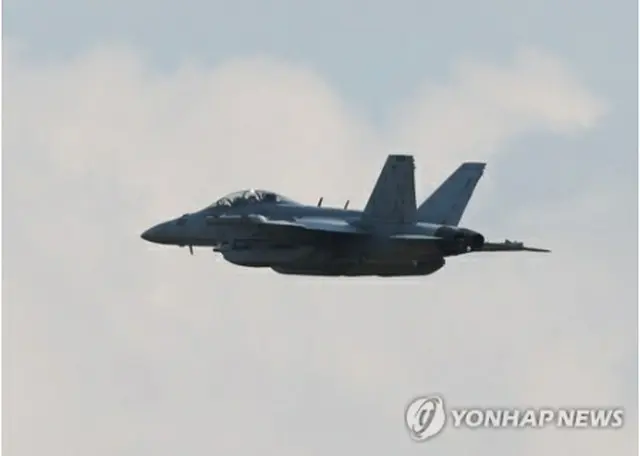 ソウル近郊の京畿道平沢市にある烏山米空軍基地を離陸する電子戦機EA18＝31日、平沢（聯合ニュース）