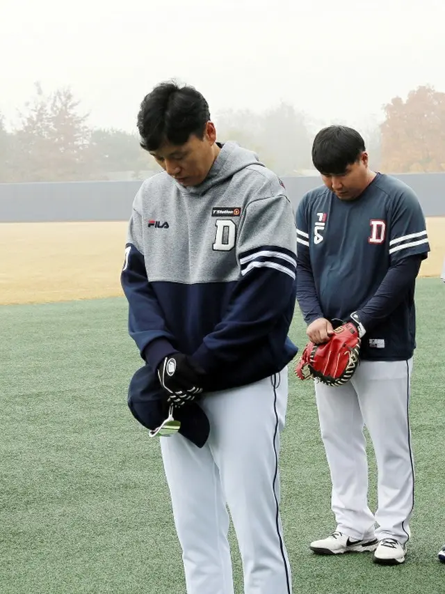 ＜梨泰院事故＞斗山ベアーズの選手団も「黙とう」…イ・スンヨプ監督「非常に残念だ」（画像提供:wowkorea）