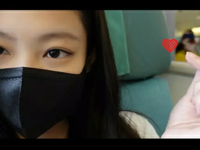 「BLACKPINK」JENNIE、パリでのファッションショー参加Vlogを公開…女優チョン・ホヨンに送るハート（画像提供:wowkorea）