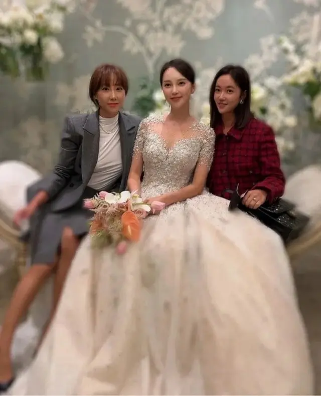 女優ファン・ジョンウム、 アユミ（伊藤ゆみ）の結婚式で優美な結婚式ルック（画像提供:wowkorea）