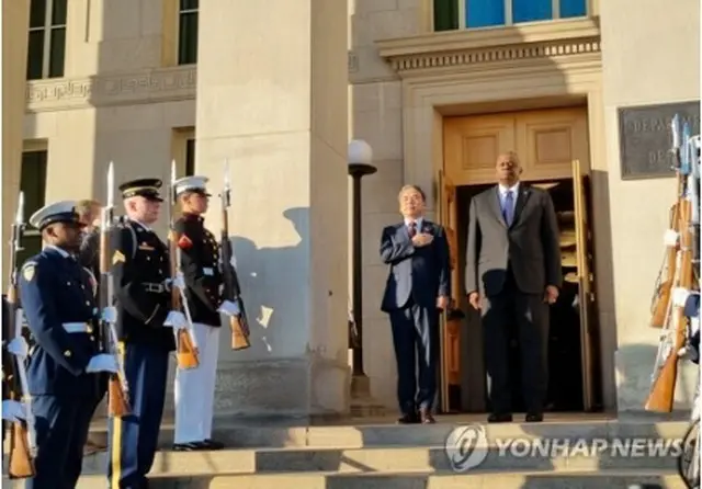 李国防部長官（左）とオースティン国防長官は3日、米国防総省で定例安保協議（SCM）を開催した（韓国国防部提供）＝（聯合ニュース）≪転載・転用禁止≫