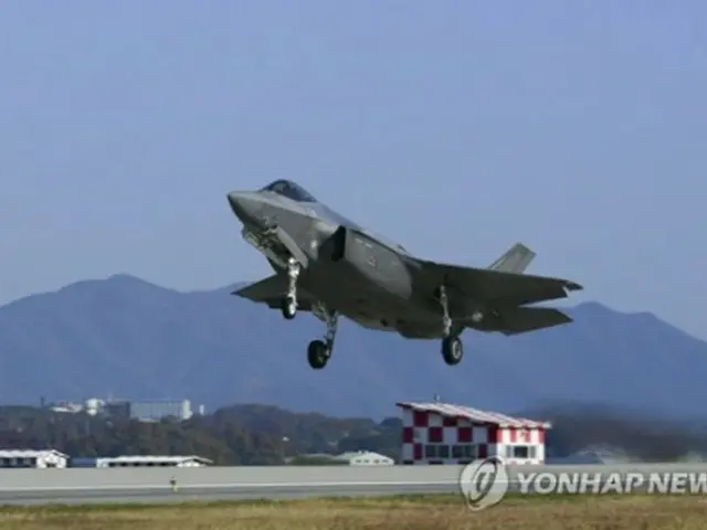 韓国空軍の最新鋭ステルス戦闘機Ｆ３５Ａ（資料写真）＝（聯合ニュース）