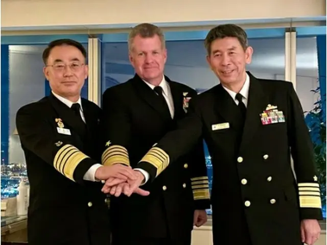 左から李氏、パパロ氏、酒井氏（韓国海軍提供）＝（聯合ニュース）≪転載・転用禁止≫