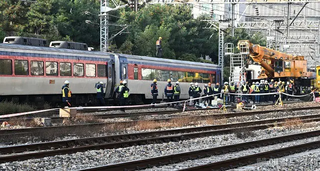 今月7日、韓国ソウルの永登浦駅ちかくで起きた急行列車の脱線事故現場で、線路の復旧作業が行なわれている様子（画像提供:wowkorea）