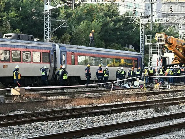 今月7日、韓国ソウルの永登浦駅ちかくで起きた急行列車の脱線事故現場で、線路の復旧作業が行なわれている様子（画像提供:wowkorea）