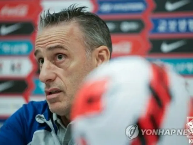 記者会見するベント監督（大韓サッカー協会提供）＝（聯合ニュース）≪転載・転用禁止≫