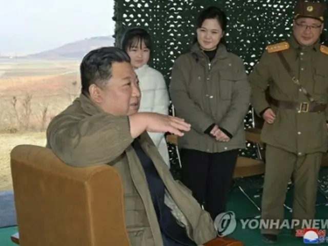 正恩氏の娘（白い服の少女）が初めて公の場に登場した＝（朝鮮中央通信＝聯合ニュース）≪転載・転用禁止≫