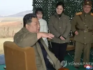 正恩氏の娘が初めて公の場に登場　夫妻そっくり