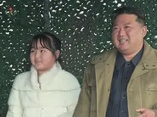 金正恩夫妻にそっくり…ミサイル発射の現場に幼い娘を帯同、なぜ？＝韓国報道